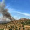 שריפה משתוללת באזור ראש העין; 11 צוותי כיבוי פועלים במקום